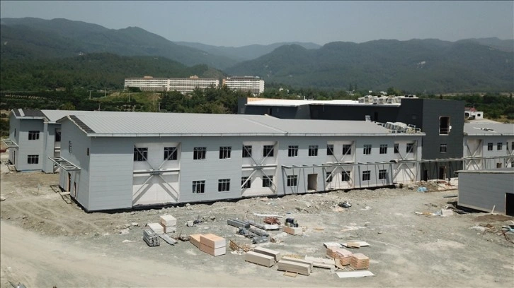Hatay'ın Erzin ilçesinde yapılan acil durum hastanesinin inşaatının yüzde 85'i tamamlandı