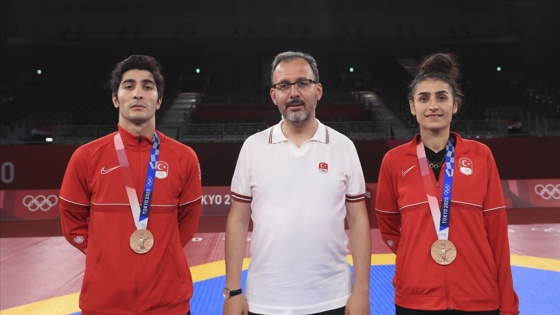 Hatice Kübra İlgün ve Hakan Reçber, Tokyo'dan madalya ile dönmenin sevincini yaşıyor