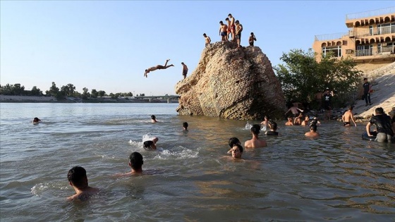 Hava sıcaklığının 50 dereceye ulaştığı Bağdat’ta halk, çareyi Dicle Nehri'nde serinlemekte buluyor