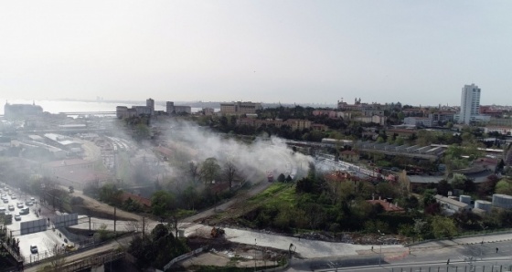 Haydarpaşa Tren Garı'nda çıkan yangın havadan görüntülendi