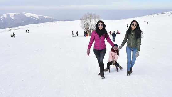 Hazar Gölü kıyısındaki kayak merkezine ilgi artıyor