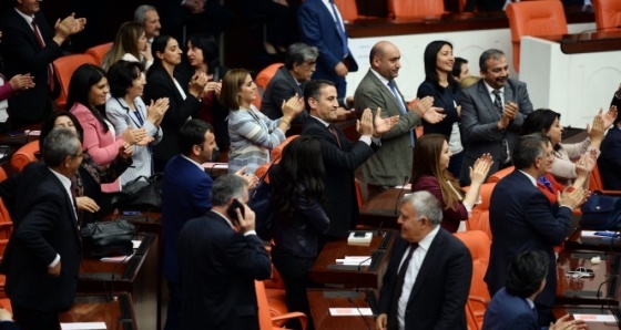 HDP'li vekillerden dokunulmazlık sonucuna alkışlı protesto