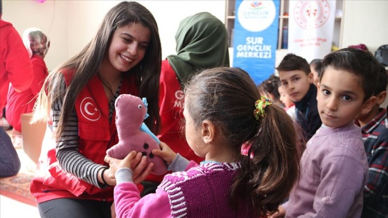 Hediye ettikleri bez bebeklerle köy çocuklarını sevindiriyorlar