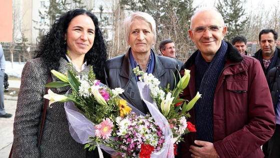 Helallik isteyen öğretmenlerine ellerinde çiçeklerle gittiler