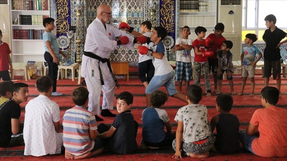Hem Kur'an-ı Kerim'i hem karateyi öğreniyorlar