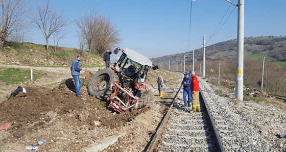 Hemzemin geçitte tren traktöre çarptı: 1 yaralı