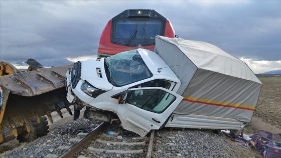 Hemzemin geçitten geçmeye çalışan kamyonete yük treni çarptı: 1 yaralı