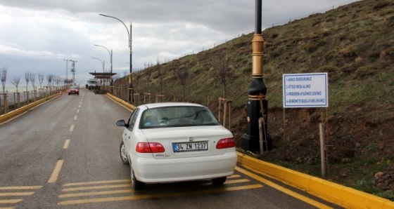 Her gün onlarca vatandaş otomobilinin kendi kendine gidişine tanıklık ediyor |Erzurum haberleri