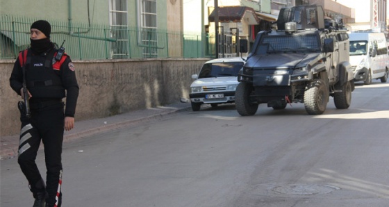 Her pazar korsan gösteri yapılan sokağa polis baskını