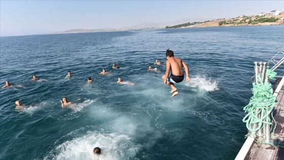 Her sabah Van Gölü'nde yüzüyorlar