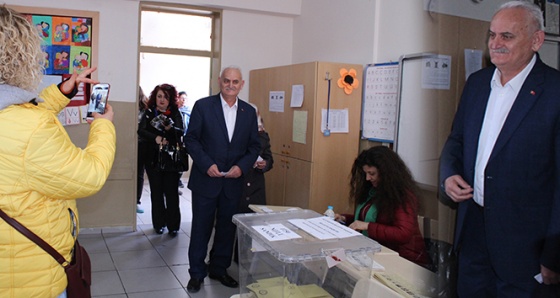 Herkes Binali Yıldırım zannetti: Benzeri meraklı bakışlar arasında oy kullandı