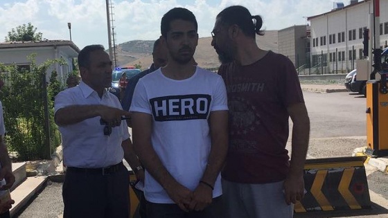 'Hero' yazılı tişörtle duruşmaya gelen şüpheli tutuklandı