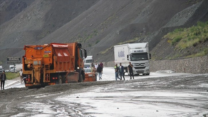 Heyelan nedeniyle kapanan Erzincan-Sivas kara yolu ulaşıma açıldı