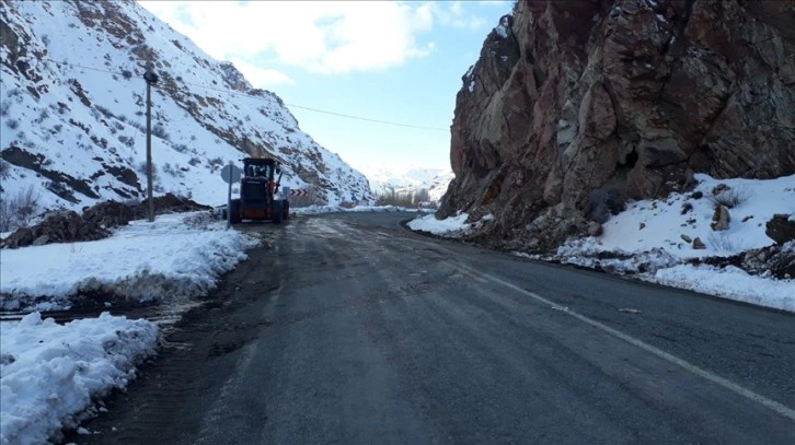 Heyelan nedeniyle kısmen kapanan Kars-Kağızman kara yolu ulaşıma açıldı