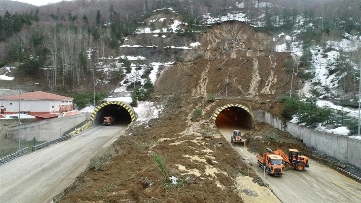 Heyelan sonrası Bolu Dağı Tüneli'nde yol açma çalışmaları sürüyor