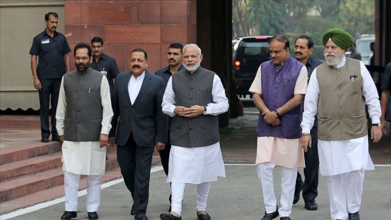 Hindistan Başbakanı Modi tartışmalı tapınağın temel atma törenine katıldı