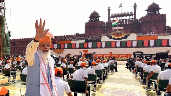 Hindistan'da aşı sertifikalarındaki Başbakan Modi'nin fotoğrafı tartışma yarattı