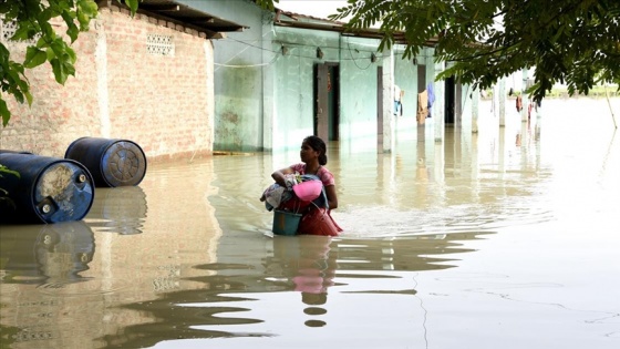 Hindistan’da buzul parçasının nehre düşmesi sonucu oluşan selde 150 kişiden haber alınamıyor