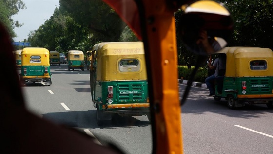Hindistan'da otobüs ile 'tuk tuk' çarpıştı: 27 ölü