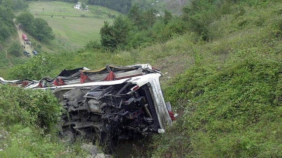 Hindistan'da otobüs uçuruma yuvarlandı: 33 ölü