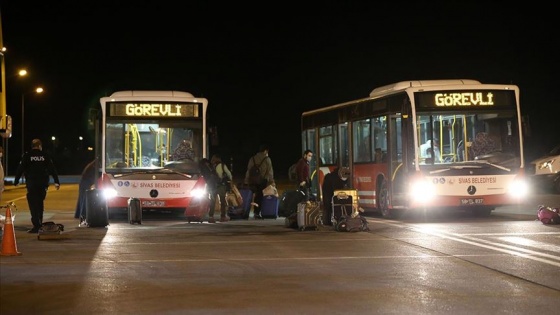 Hindistan'daki Türk vatandaşları Sivas'a getirildi