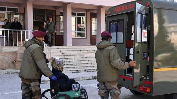 Hindistanlı sıhhiyeci askerler İskenderun'daki liseyi sahra hastanesine çevirdi