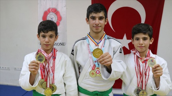 Hiperaktif kardeşler judoda başarıdan başarıya koşuyor