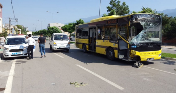 Hızını alamayan otobüs eve daldı