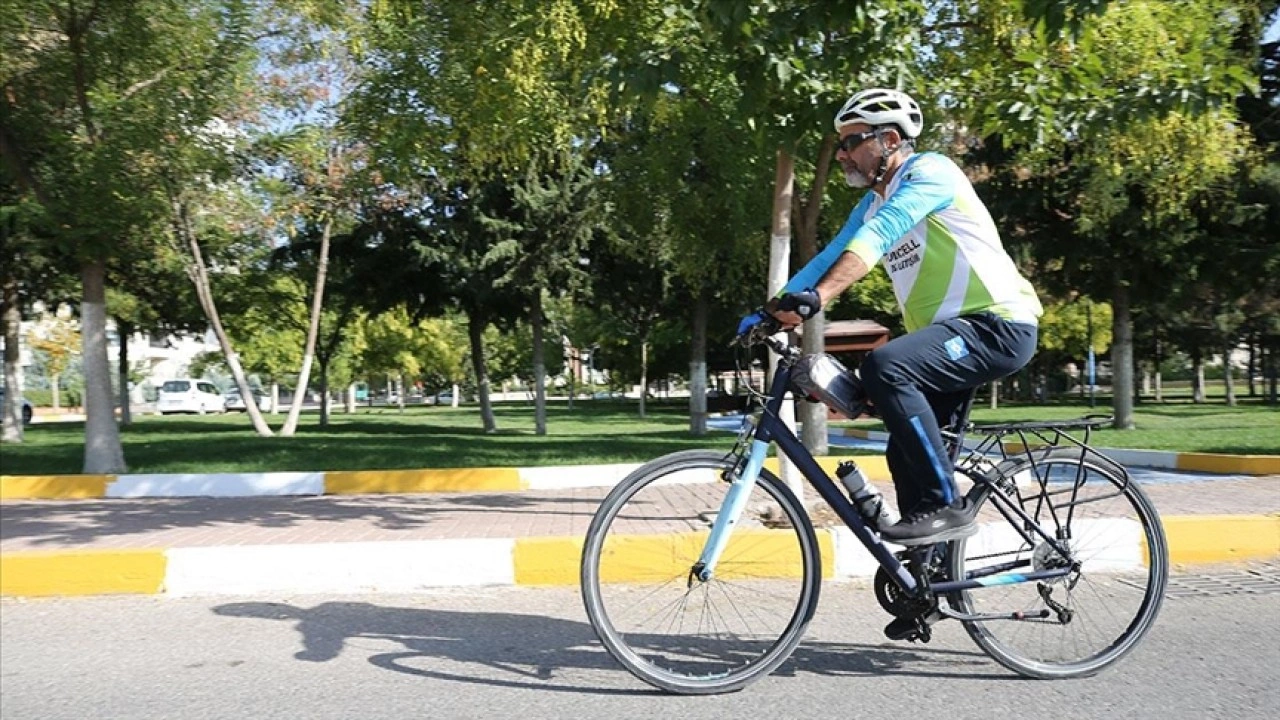 Hobi amaçlı başladığı bisiklette yüzlerce kişinin pedal çevirmesini sağladı