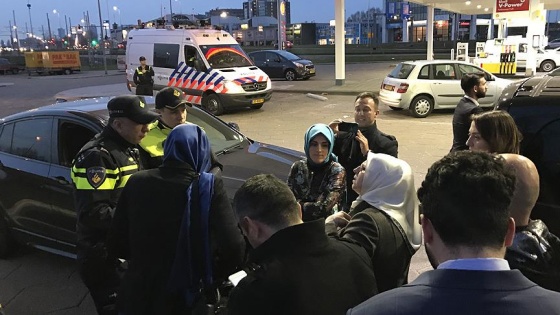 Hollanda'da AA ve TRT aracına polis engeli