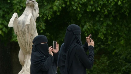 Hollanda'da 'burka arkadaşlığı' eylemi