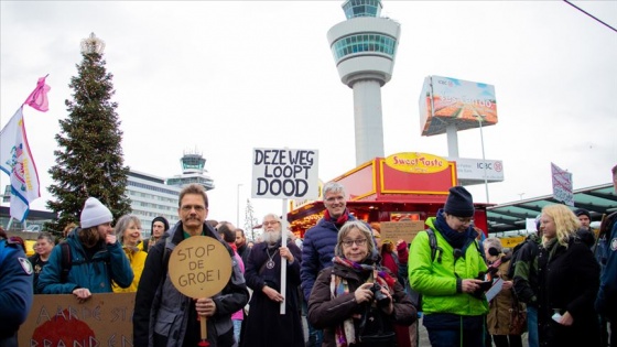 Hollanda'da iklim protestocuları havaalanını işgal etti