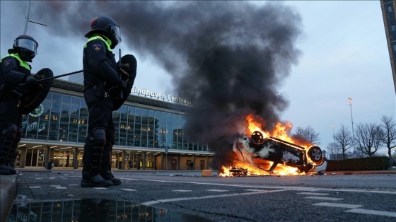 Hollanda'da Kovid-19 önlemlerine karşı gösterilere polis müdahale etti