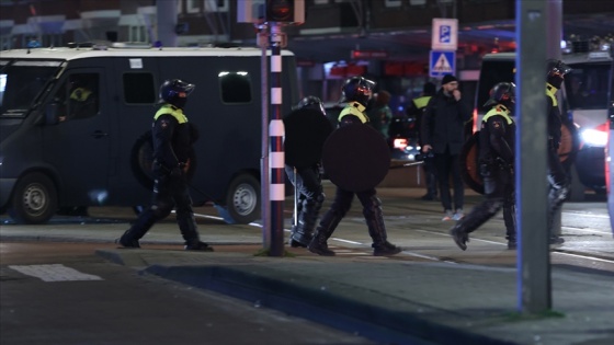 Hollanda'da sokağa çıkma kısıtlamasının dördüncü gününde protestolar sürüyor