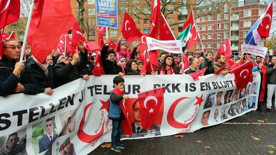 Hollanda'da 'Teröre Lanet Demokrasiye Davet' gösterisi düzenledi