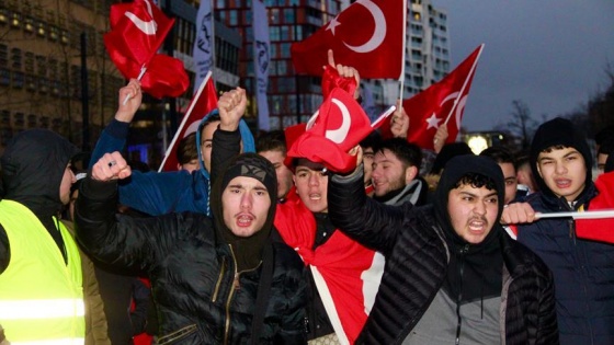 Hollanda'da Türkler terör örgütü PKK'yı protesto etti