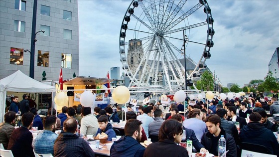 Hollanda&#039;da üniversitelilerden şehir merkezinde sokak iftarı