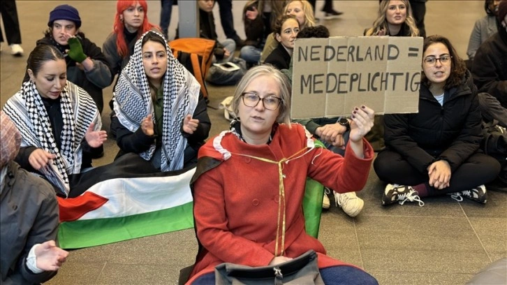 Hollanda'da seçim arifesinde yapılan oturma eyleminde 