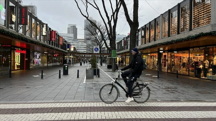 Hollanda'da tüm Kovid-19 kısıtlamaları kaldırılıyor