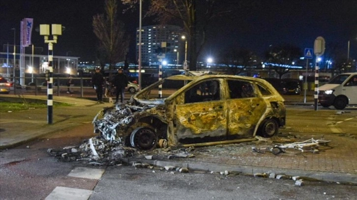 Hollanda'nın Lahey kentinde Eritreli grupların şiddet olaylarında polis araçları ateşe verildi