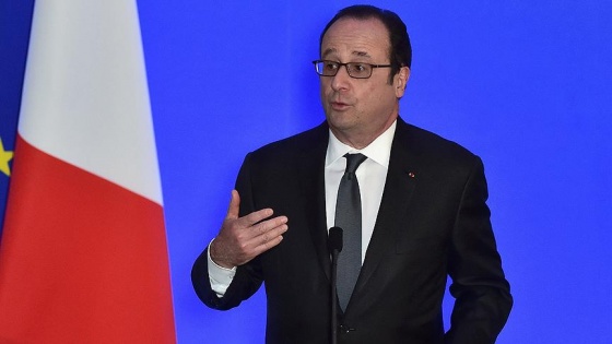 Hollande konuşurken bir askerin silahı ateş aldı