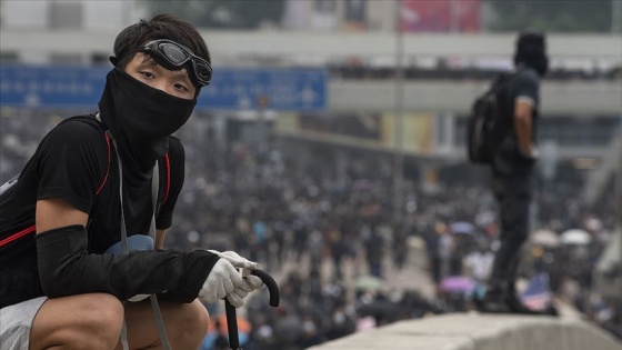 Hong Kong'da bir gösterici gerçek mermiyle yaralandı