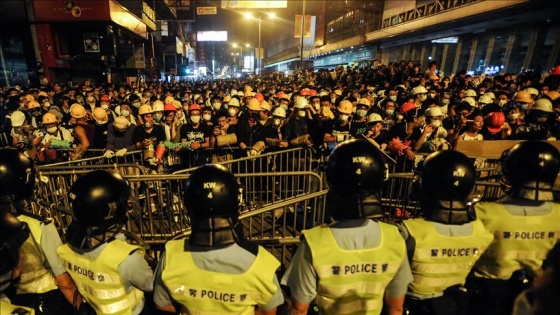 Hong Kong'da geniş katılımlı yürüyüş talebi reddedildi