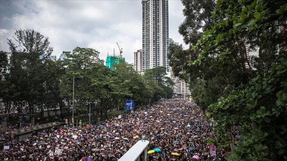 Hong Kong'da göstericiler kamu binaları önünden çekildi