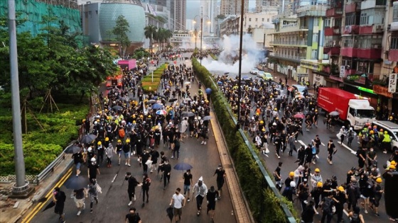 Hong Kong'da maskeli protestocuları ifşa edene ödül vaadi