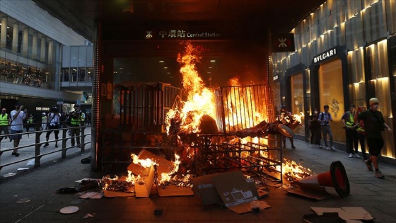 Hong Kong'da protestocular barikatları ateşe verdi