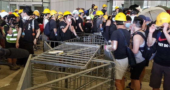 Hong Kong’da protestocular Yasama Meclisini istila etti