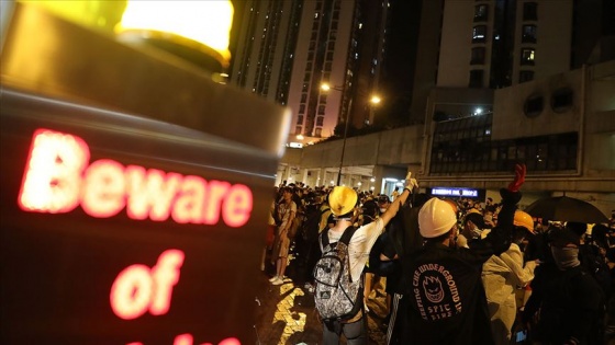 Hong Kong'da protestoculara havai fişekli saldırı: 6 yaralı