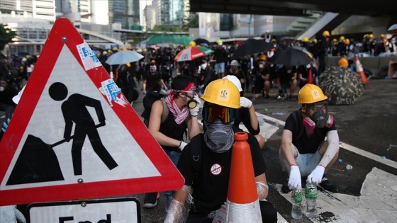 Hong Kong'daki protestolar oturma eylemiyle devam ediyor