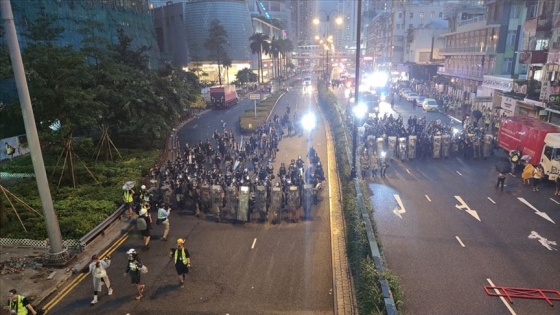 Hong Kong polisinden göstericilere müdahale